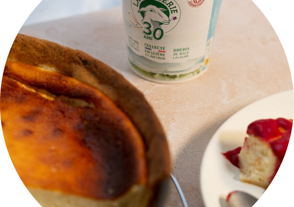 Tarte au Fromage Blanc au lait de brebis bio La Bergerie et coulis framboise